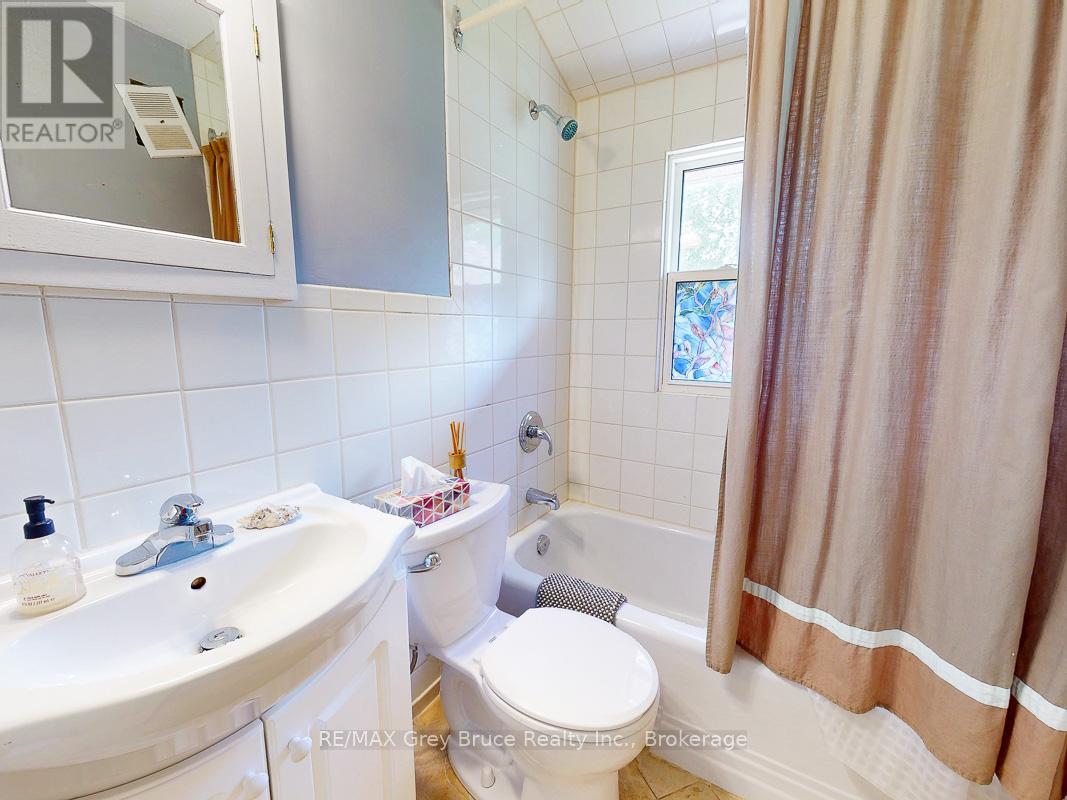 864 16th Street W, Georgian Bluffs, Ontario  N4K 6V5 - Photo 27 - X12323263