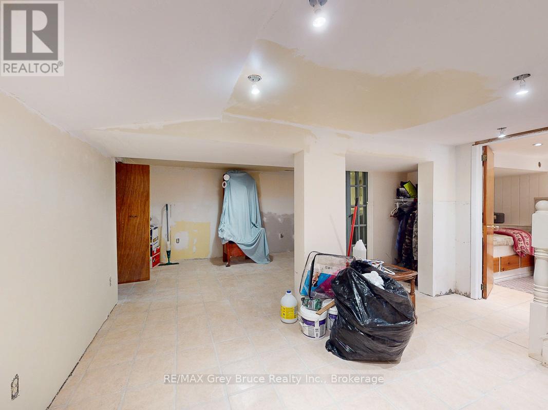 864 16th Street W, Georgian Bluffs, Ontario  N4K 6V5 - Photo 31 - X12323263