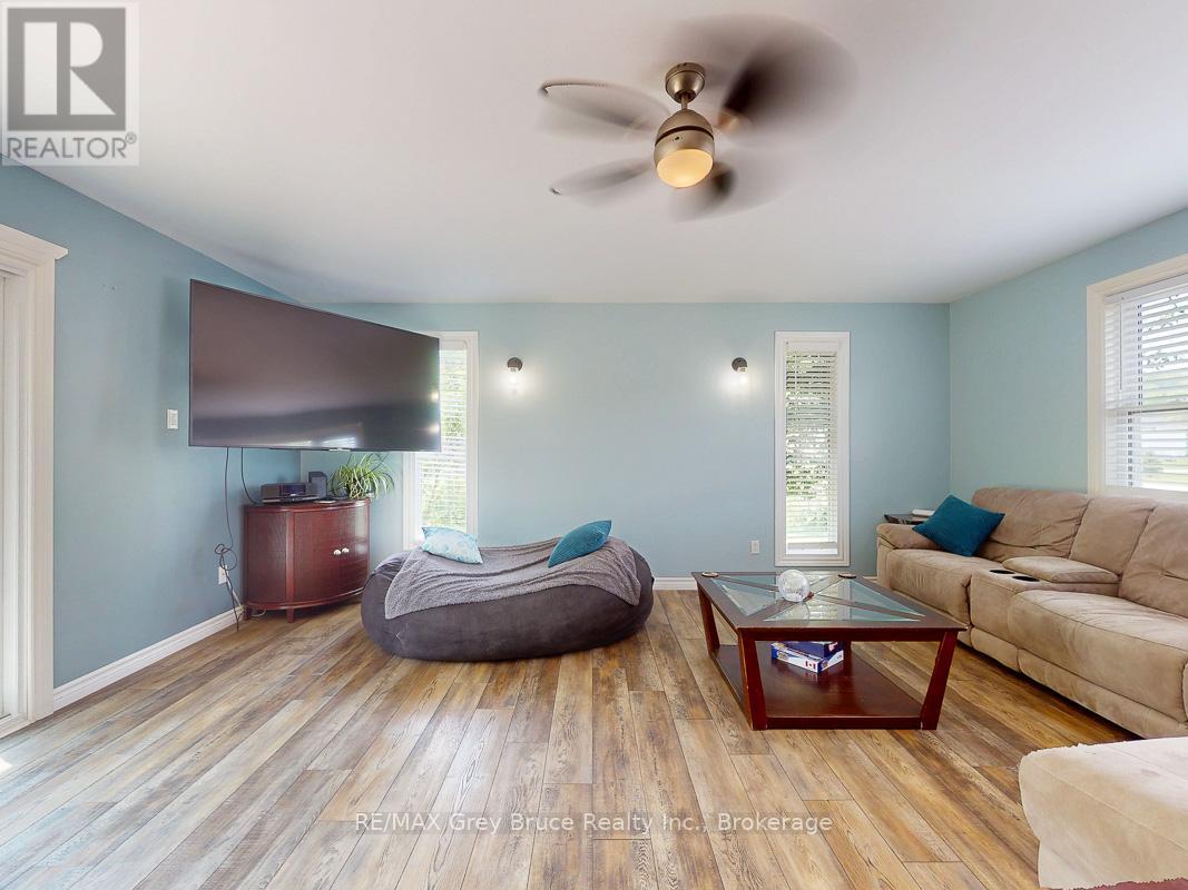 864 16th Street W, Georgian Bluffs, Ontario  N4K 6V5 - Photo 7 - X12323263