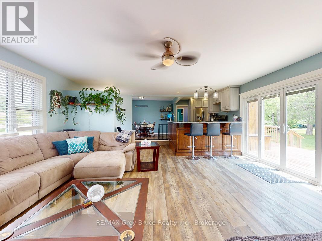 864 16th Street W, Georgian Bluffs, Ontario  N4K 6V5 - Photo 8 - X12323263