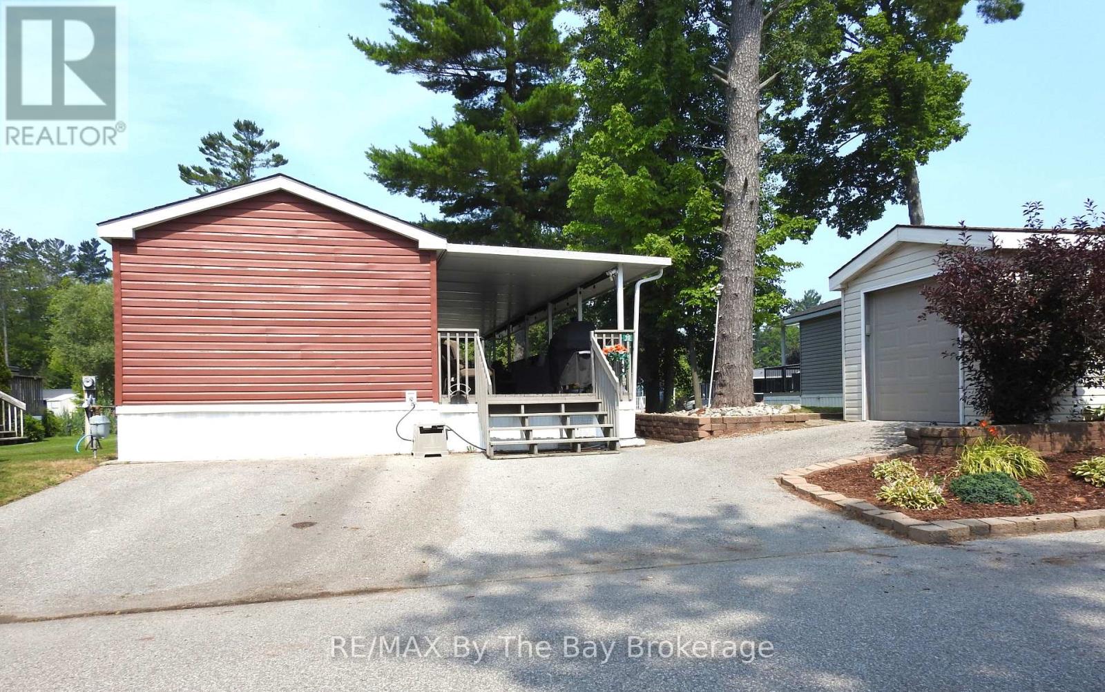 10 Chipewa Trail, Wasaga Beach, Ontario  L9Z 1X7 - Photo 2 - S12327134