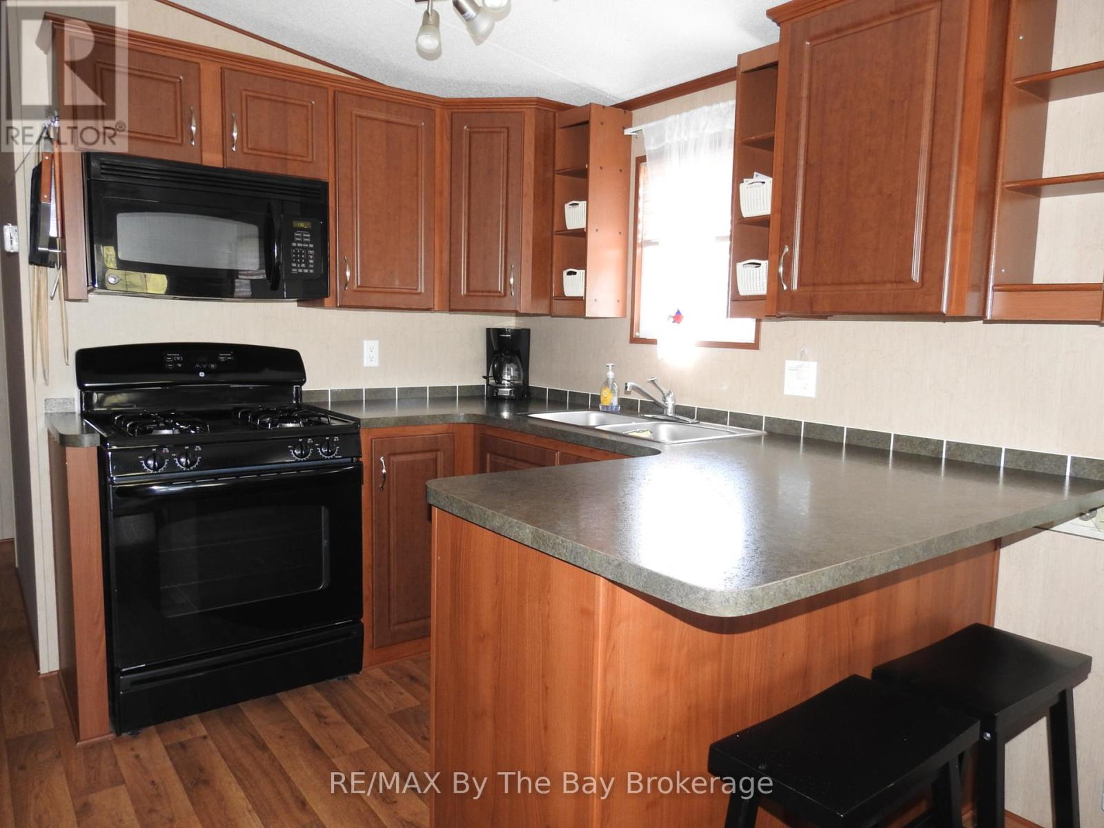 10 Chipewa Trail, Wasaga Beach, Ontario  L9Z 1X7 - Photo 8 - S12327134