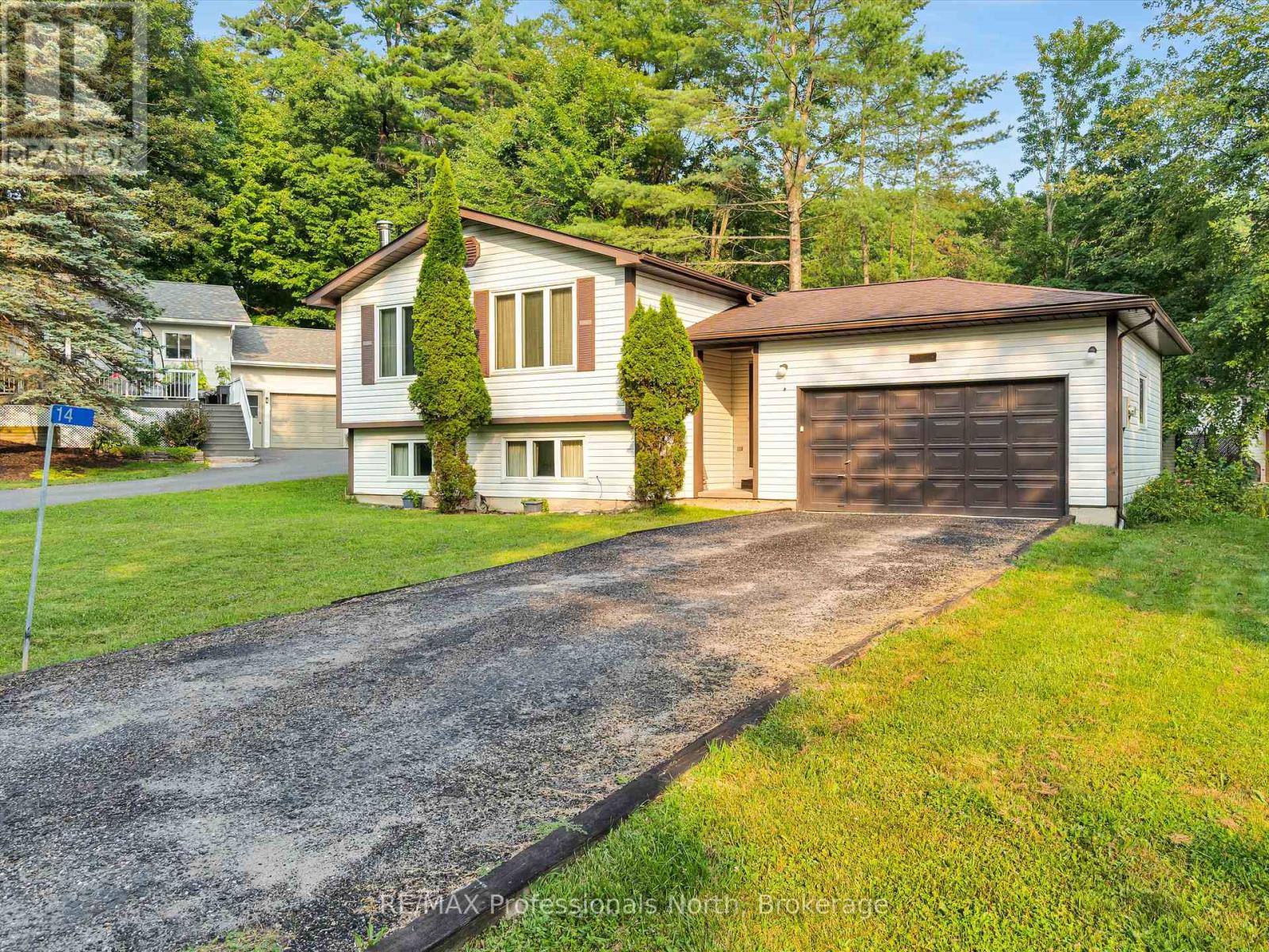 14 DUKE STREET, Muskoka Lakes, Ontario