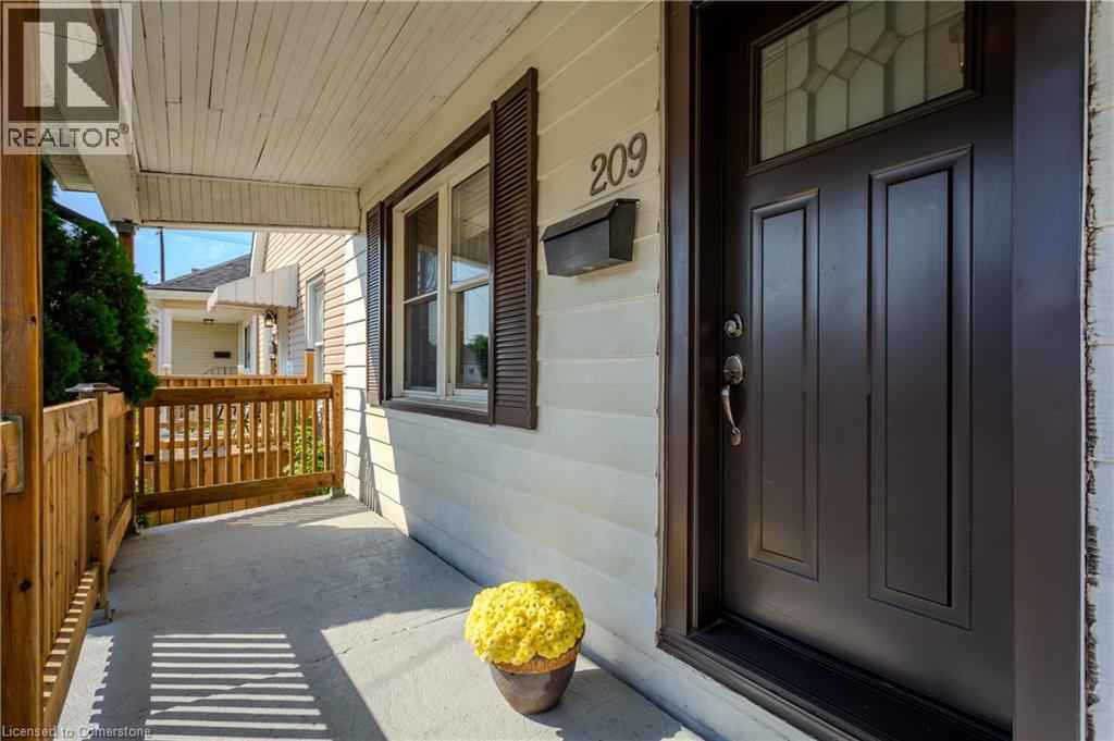 209 Weir Street N, Hamilton, Ontario  L8H 5G2 - Photo 2 - 40757874