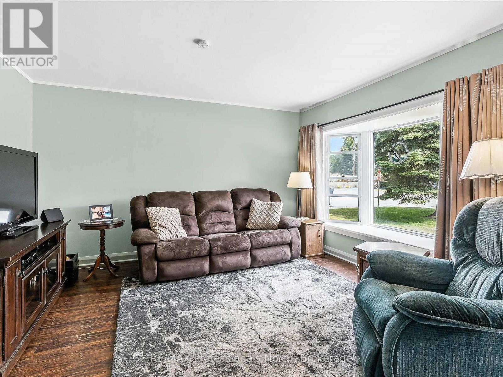154 Wellington Street, Bracebridge, Ontario  P1L 1C4 - Photo 8 - X12329337