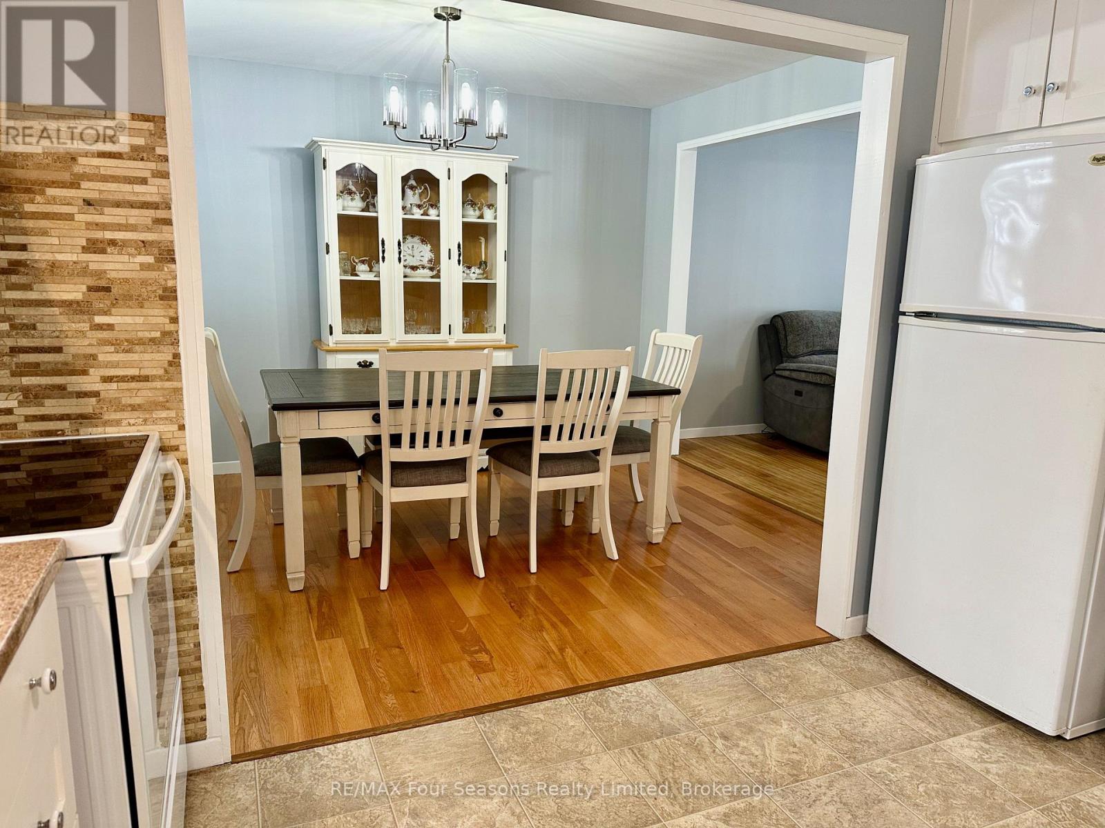 207 Christopher Street, Clearview, Ontario  L0M 1S0 - Photo 10 - S12330723