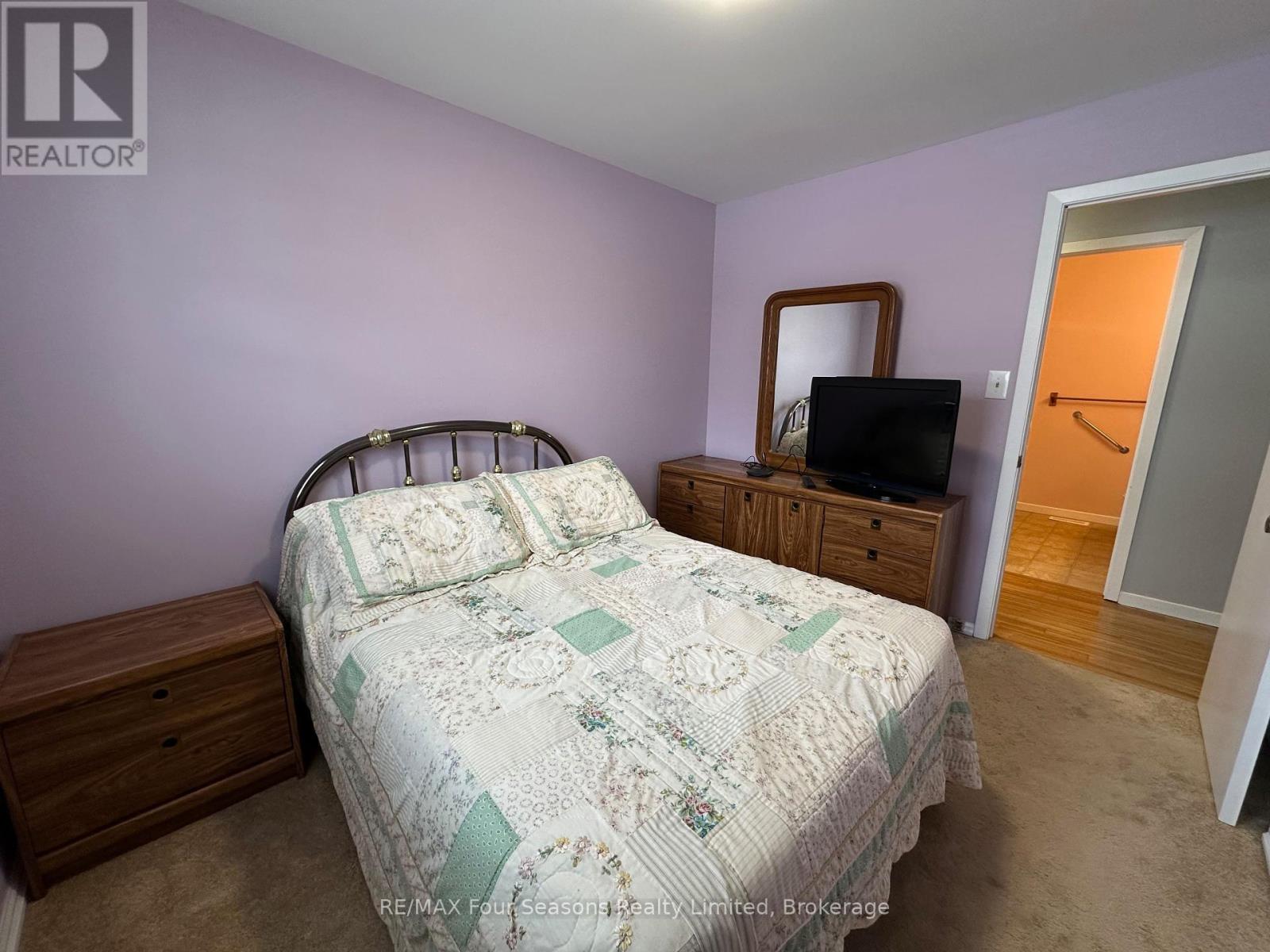 207 Christopher Street, Clearview, Ontario  L0M 1S0 - Photo 15 - S12330723