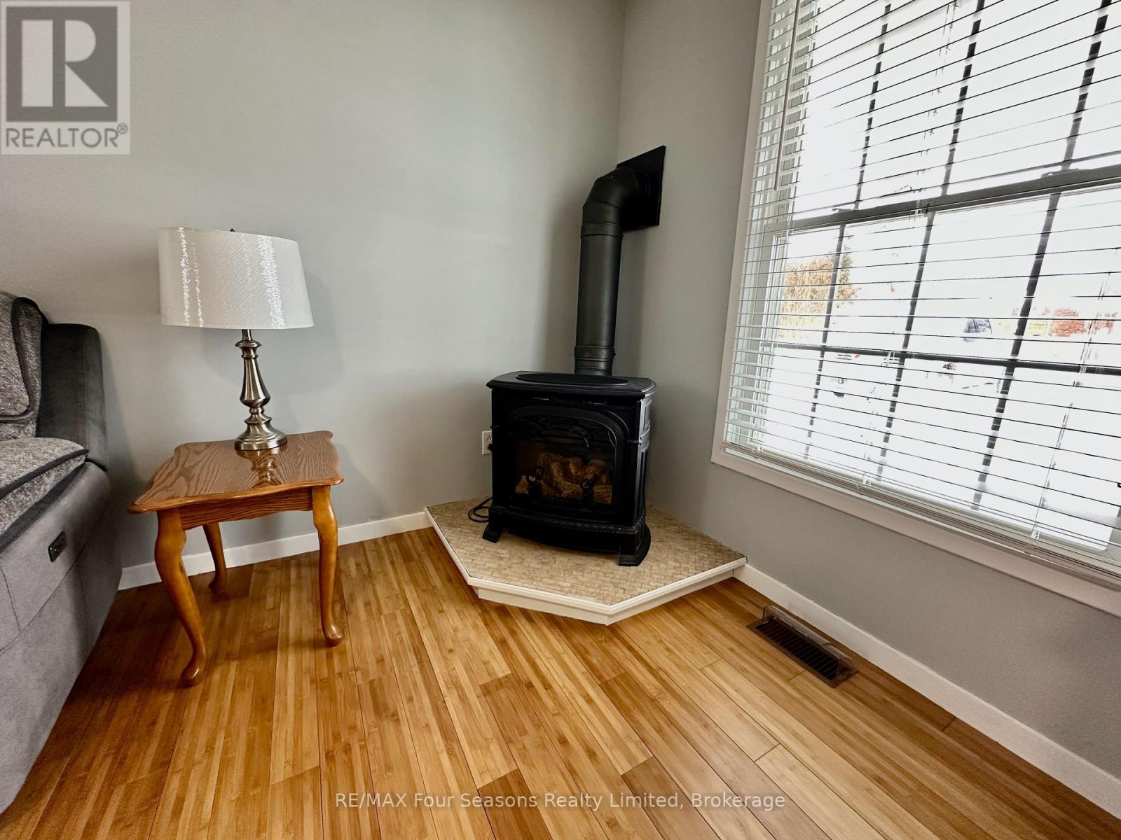 207 Christopher Street, Clearview, Ontario  L0M 1S0 - Photo 18 - S12330723