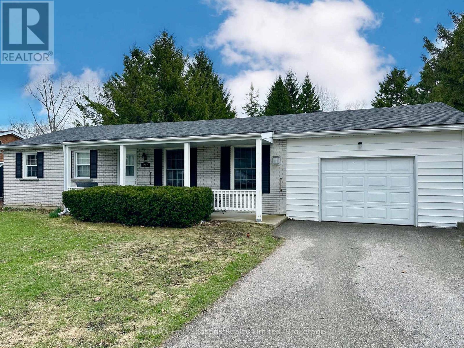 207 Christopher Street, Clearview, Ontario  L0M 1S0 - Photo 2 - S12330723