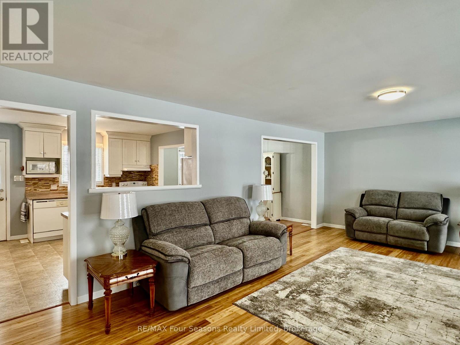 207 Christopher Street, Clearview, Ontario  L0M 1S0 - Photo 3 - S12330723