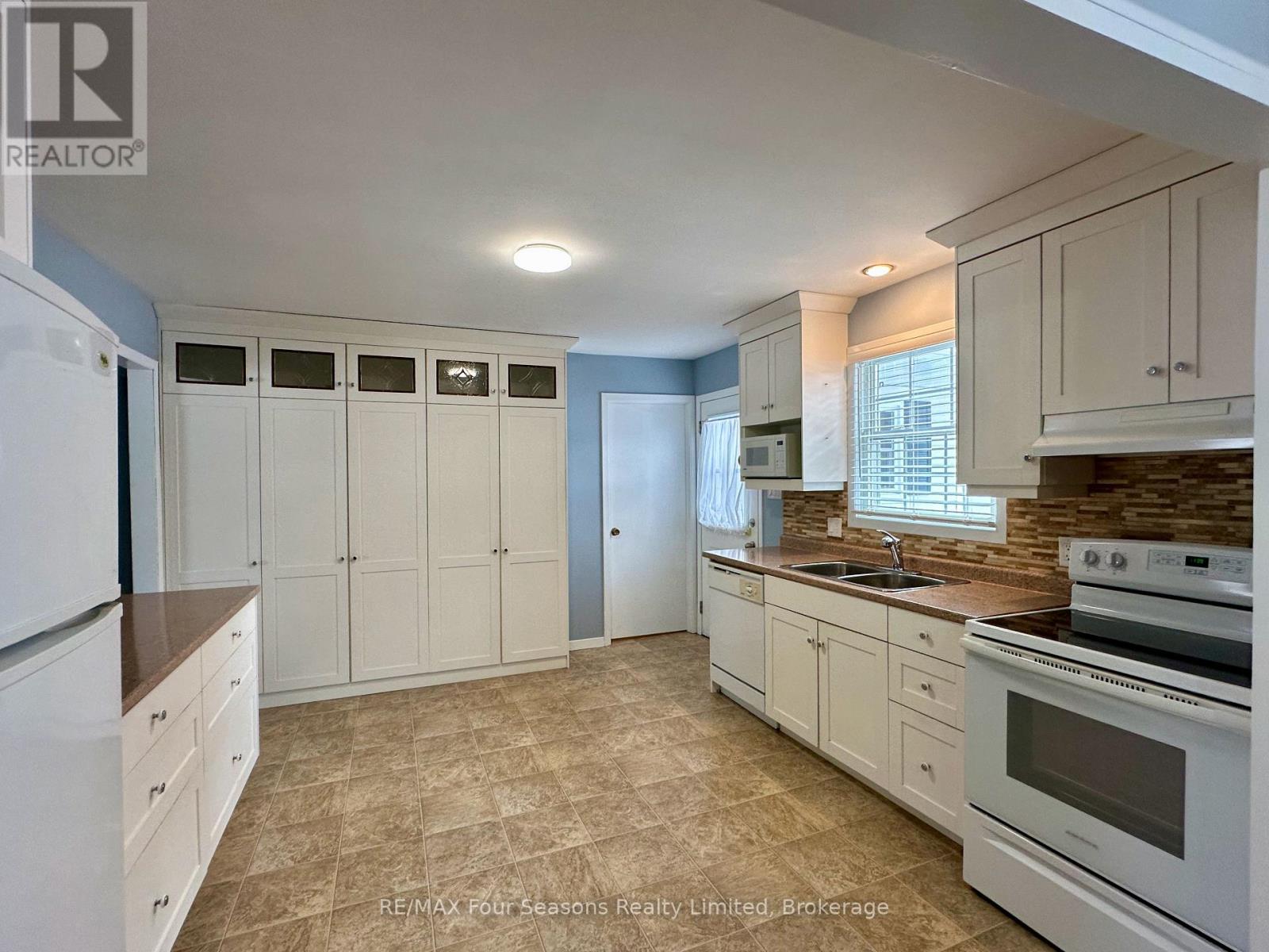 207 Christopher Street, Clearview, Ontario  L0M 1S0 - Photo 8 - S12330723