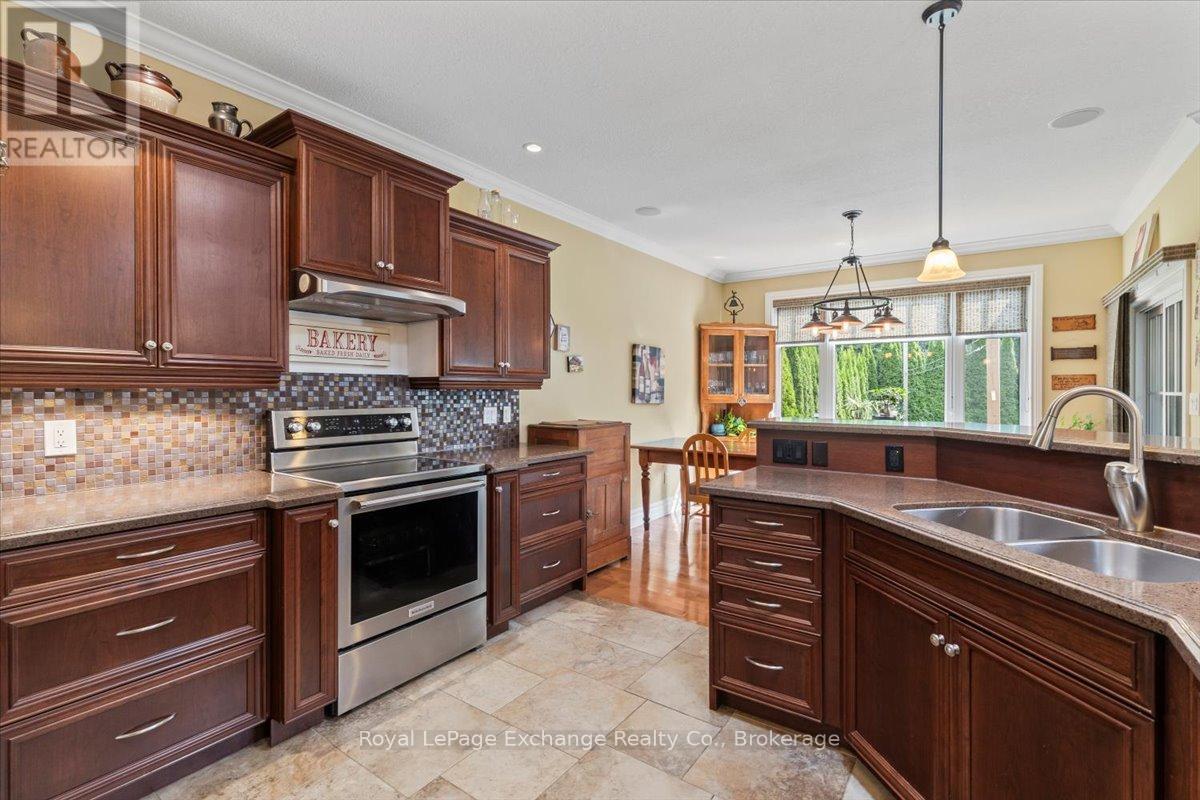 569 Creekwood Drive, Saugeen Shores, Ontario  N0H 2L0 - Photo 13 - X12330809