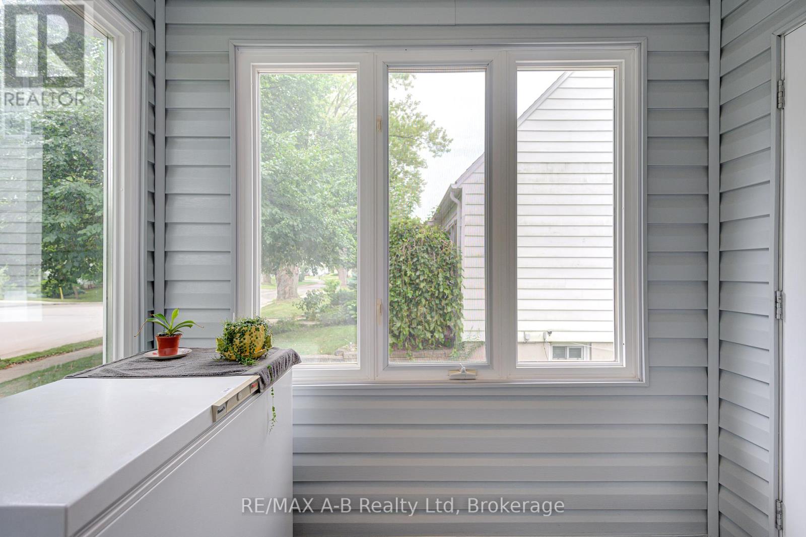 58 Normandy Drive, Stratford, Ontario  N5A 6A5 - Photo 8 - X12331363