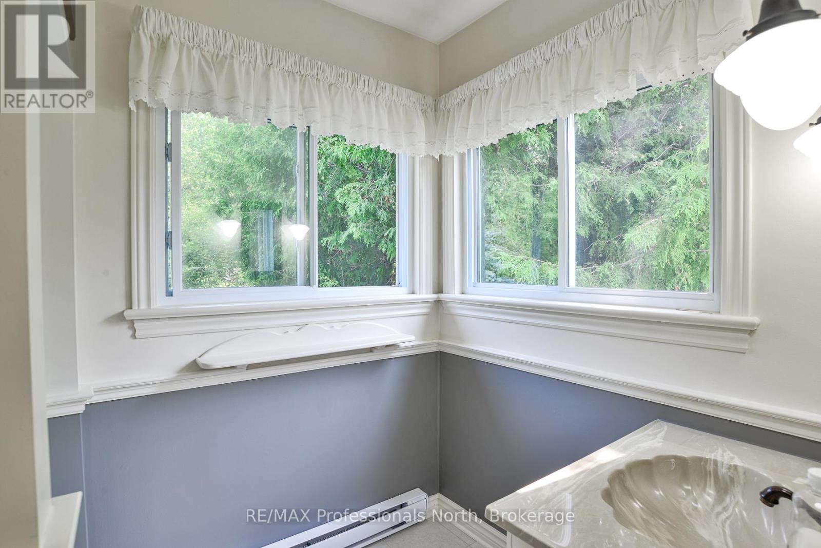 33 Woodchester Avenue, Bracebridge, Ontario  P1L 1H9 - Photo 10 - X12333637