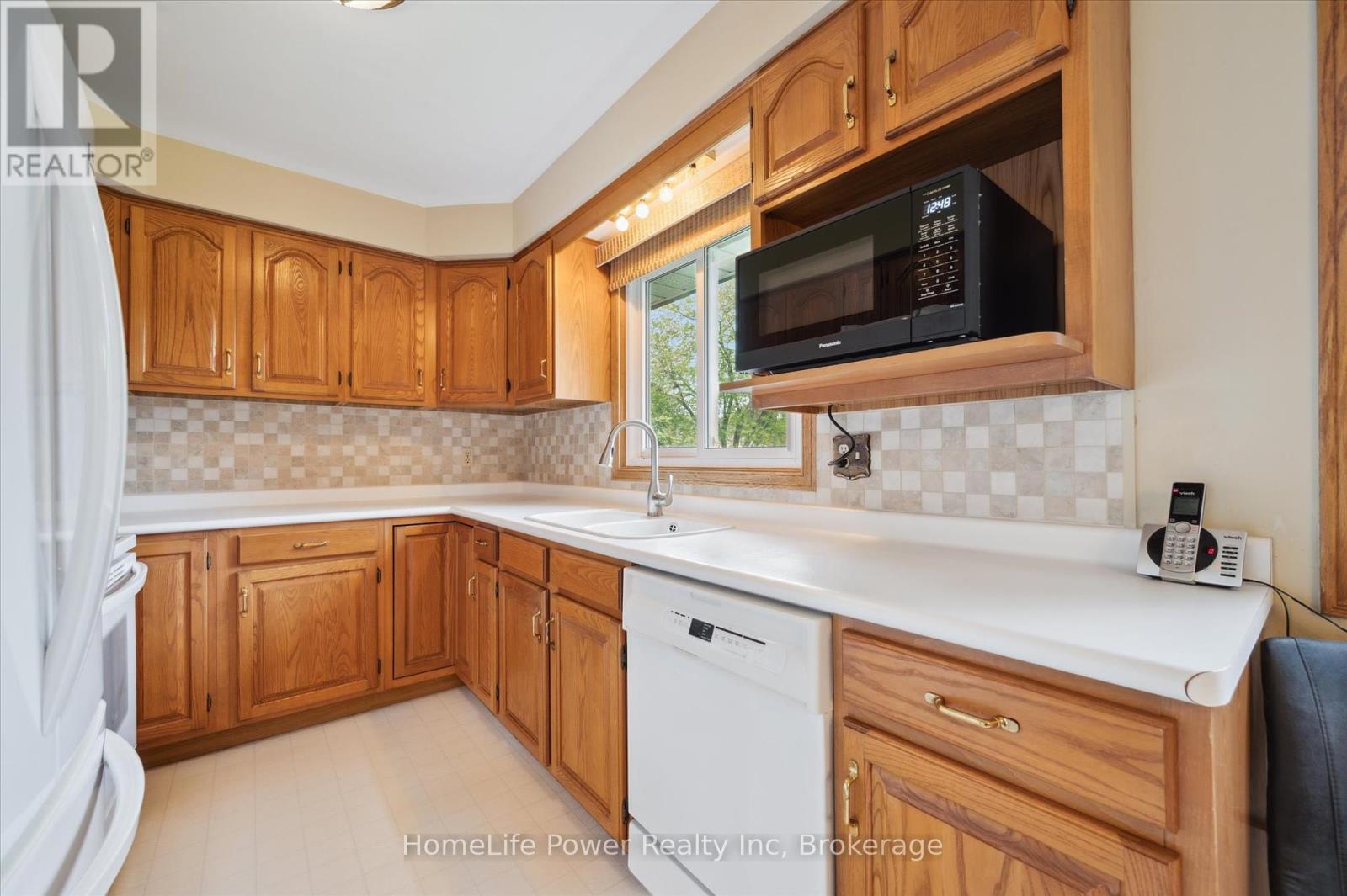 36 Sanderson Drive, Guelph, Ontario  N1H 7B8 - Photo 9 - X12334391