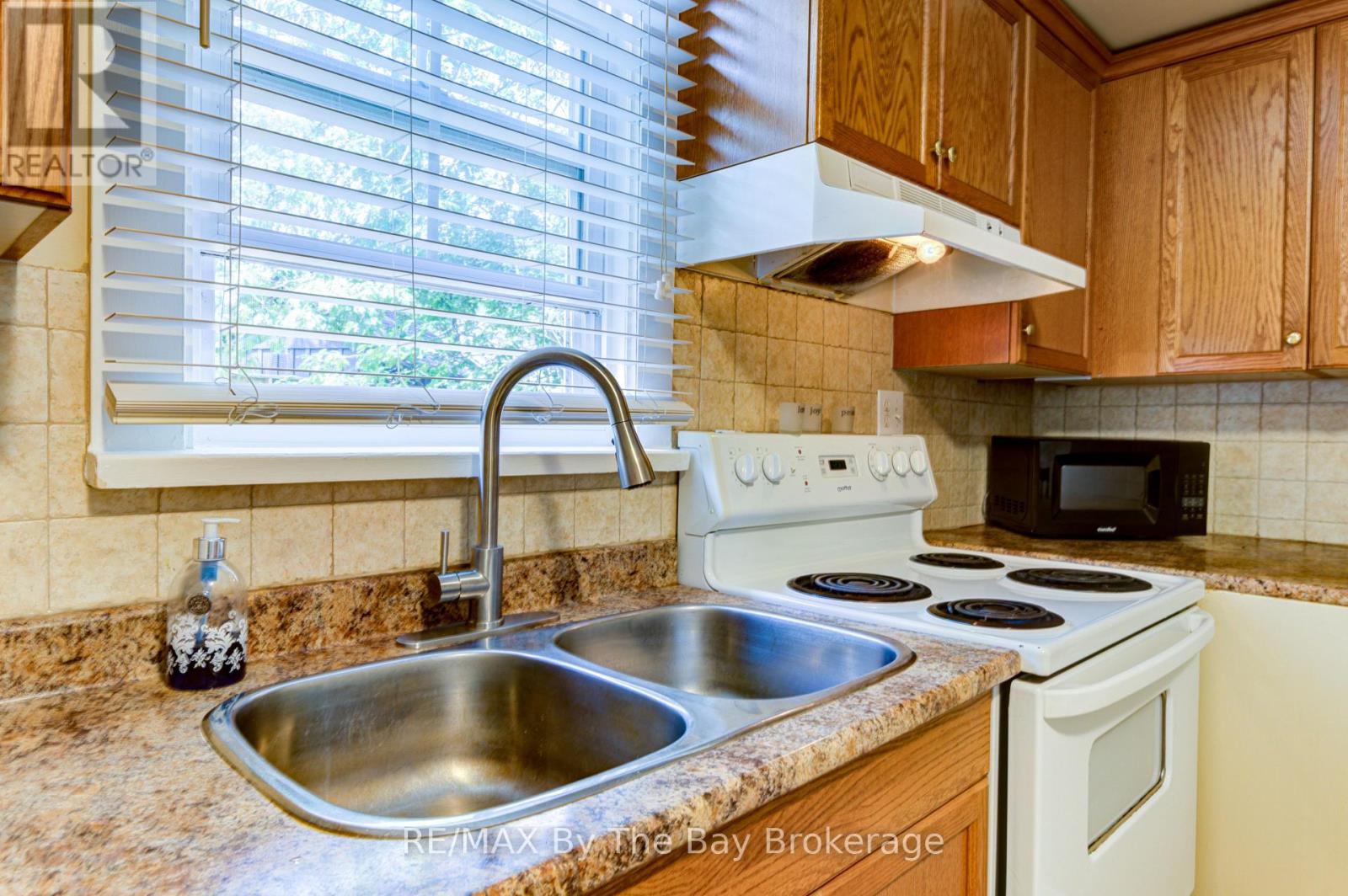110 24th Street N, Wasaga Beach, Ontario  L9Z 2E7 - Photo 8 - S12335271