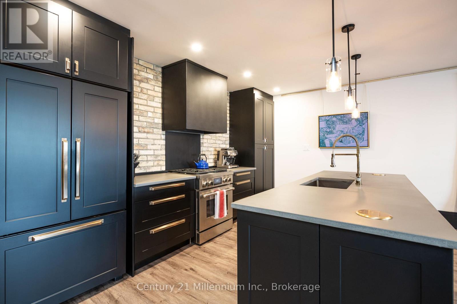 18 Bruce Street S, Blue Mountains, Ontario  N0H 2P0 - Photo 3 - X12335415