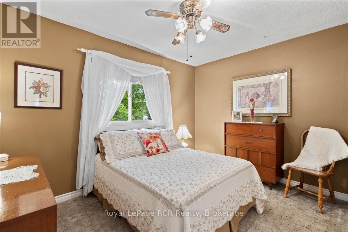 526 19th Avenue, Hanover, Ontario  N4N 3E9 - Photo 13 - X12335437