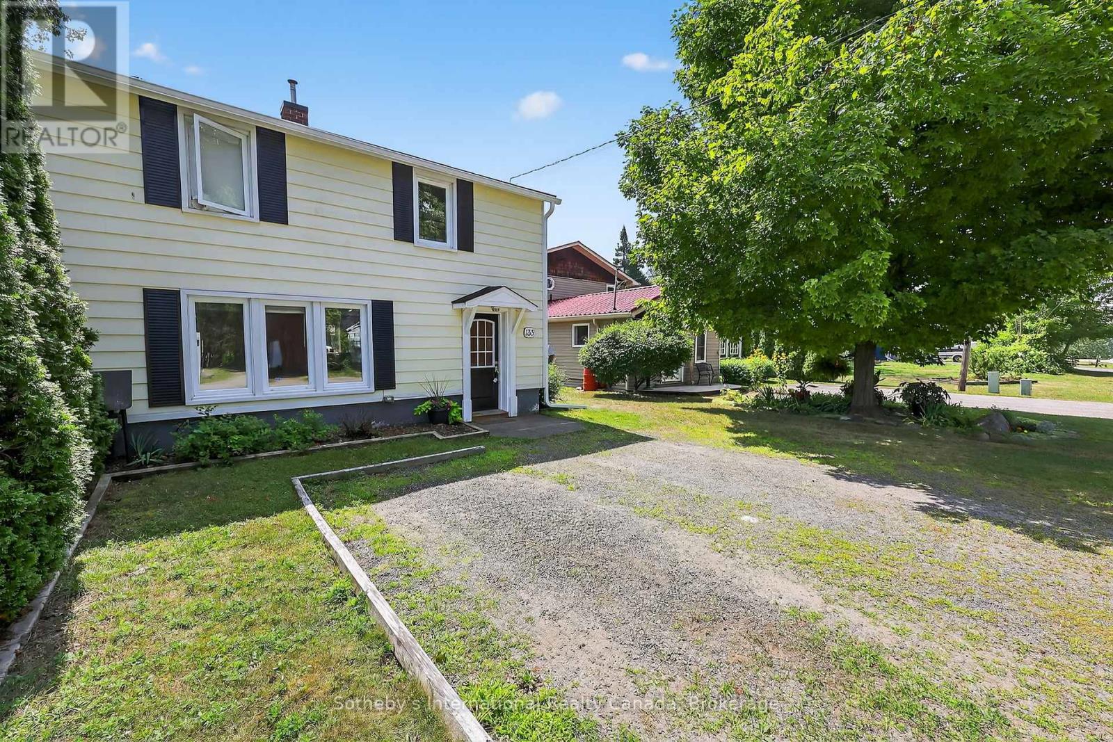 135 Fraser Street, Gravenhurst, Ontario  P1P 1C9 - Photo 2 - X12335578
