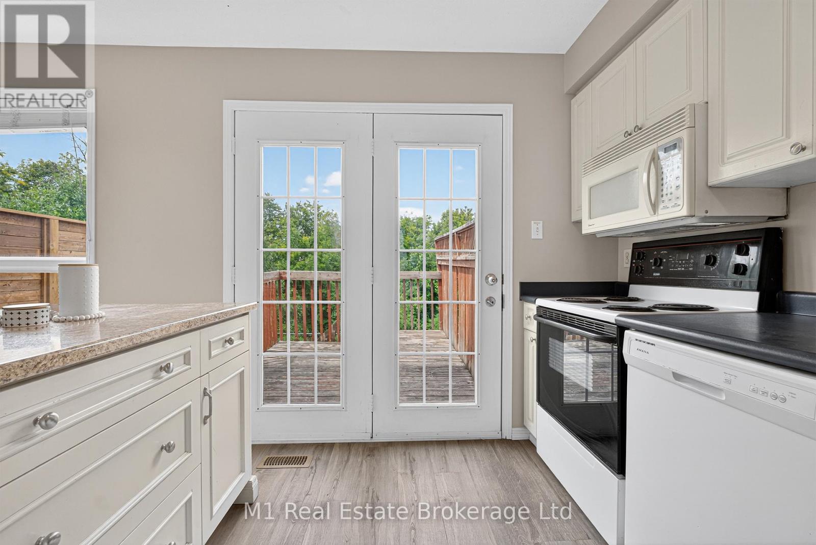 112 Chesterton Lane, Guelph, Ontario  N1E 7B8 - Photo 8 - X12336310