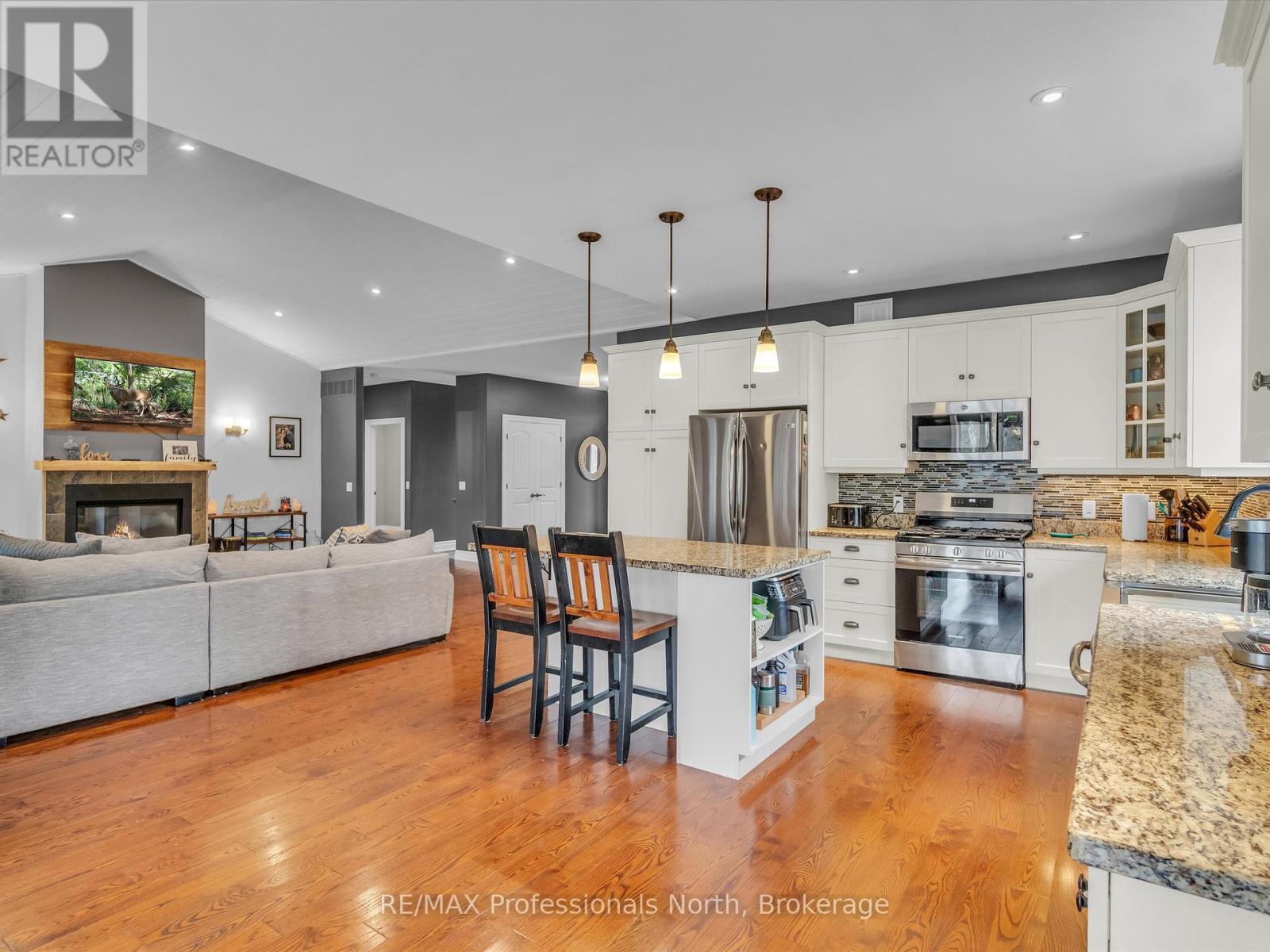 93 Mainhood's Road, Huntsville, Ontario  P0B 1M0 - Photo 6 - X12336605