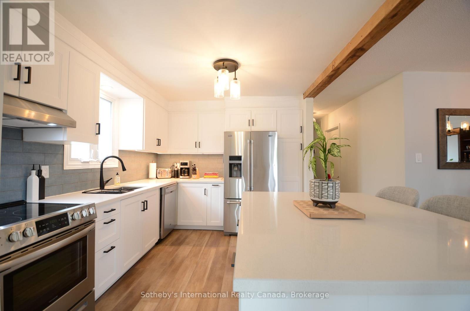 6 Longview Drive, Bradford West Gwillimbury, Ontario  L3Z 2H1 - Photo 3 - N12336853