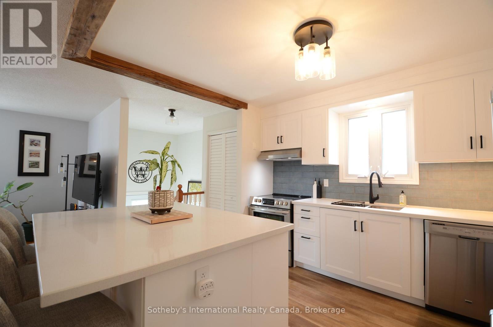 6 Longview Drive, Bradford West Gwillimbury, Ontario  L3Z 2H1 - Photo 4 - N12336853