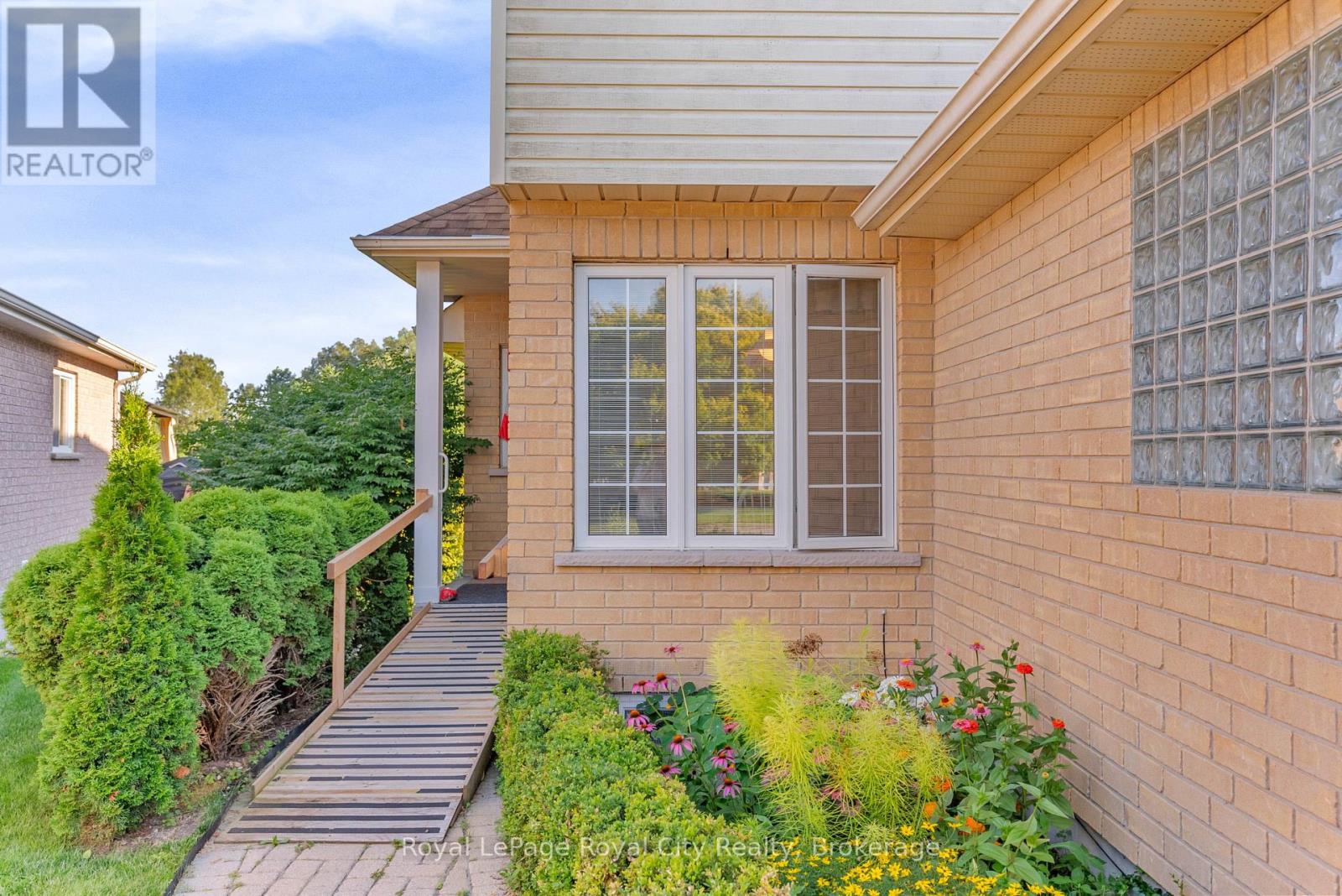 61 Waxwing Crescent, Guelph, Ontario  N1C 1E3 - Photo 4 - X12336921