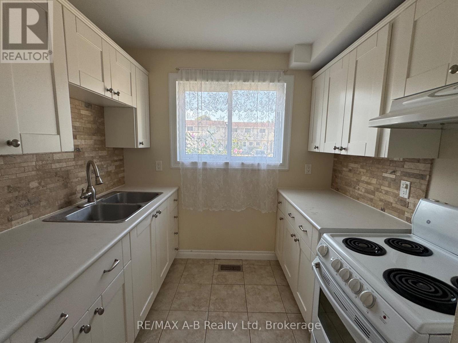 5 - 95 Springbank Avenue N, Woodstock, Ontario  N4S 7P7 - Photo 3 - X12340630