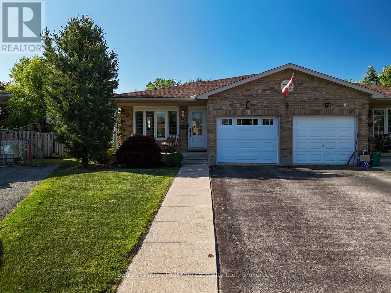 60 Bell Court, Stratford, Ontario  N5A 7W8 - Photo 4 - X12344084