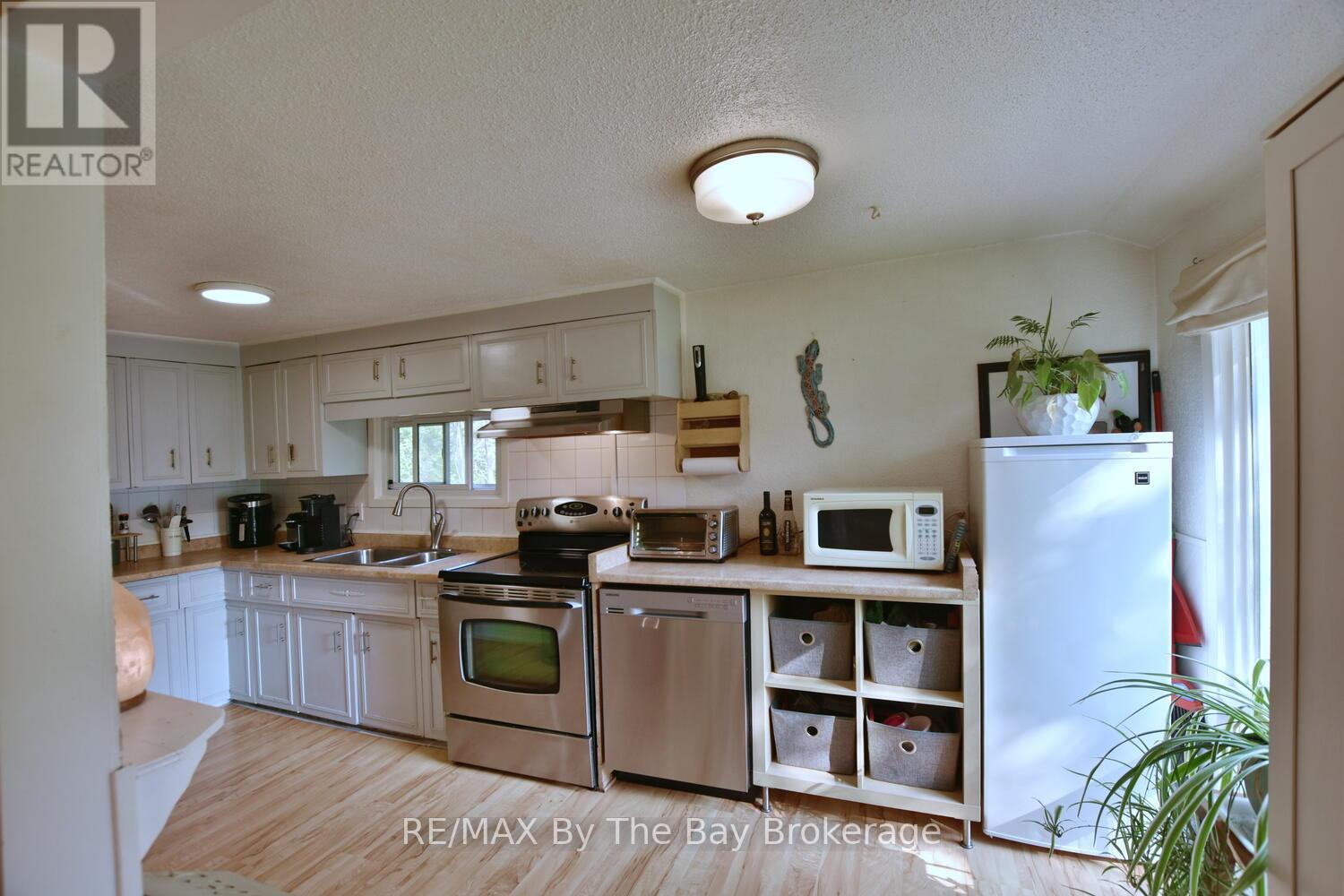 103 Sunnidale Road S, Wasaga Beach, Ontario  L9Z 2S9 - Photo 14 - S12346014