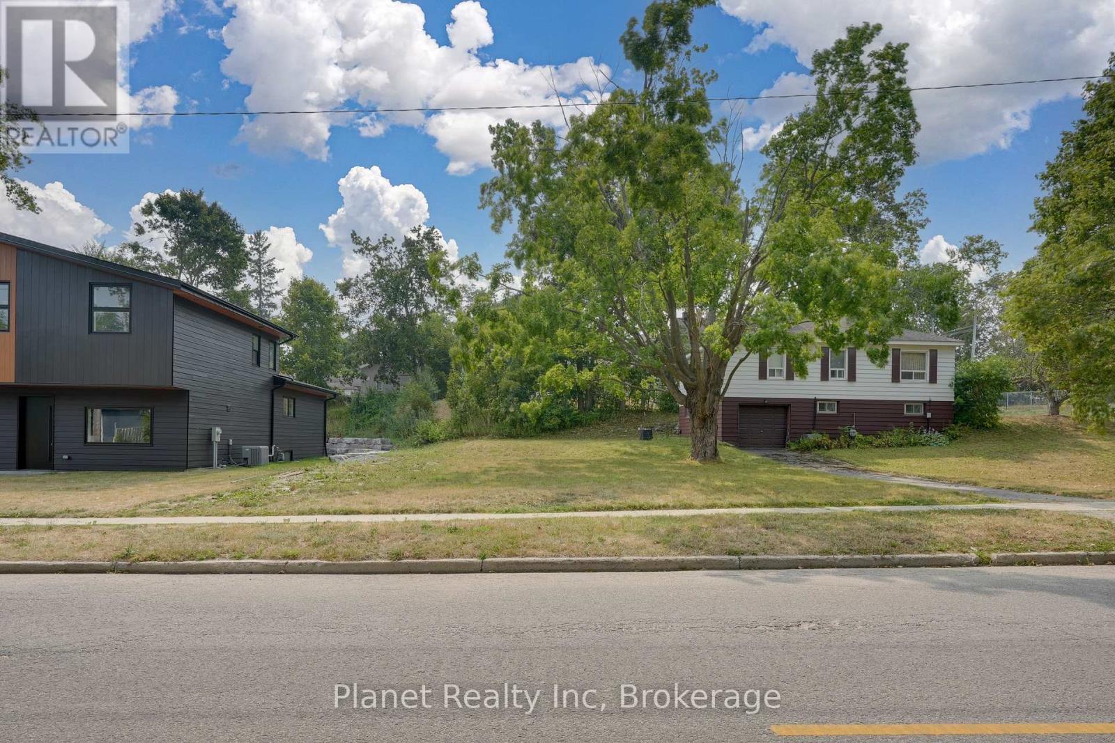 170 Berczy Street, Barrie, Ontario  L4M 2H2 - Photo 2 - S12346154