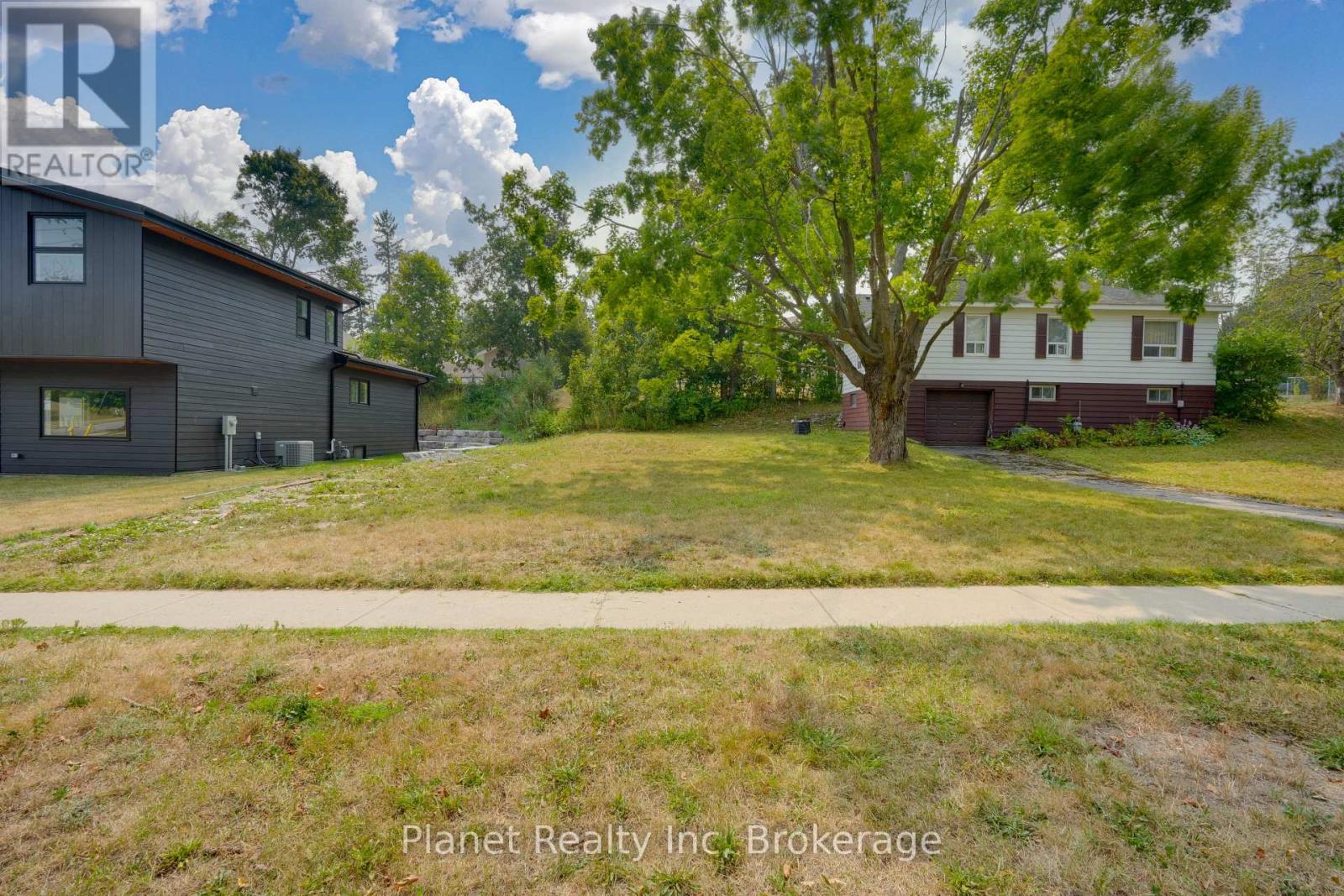 170 Berczy Street, Barrie, Ontario  L4M 2H2 - Photo 3 - S12346154