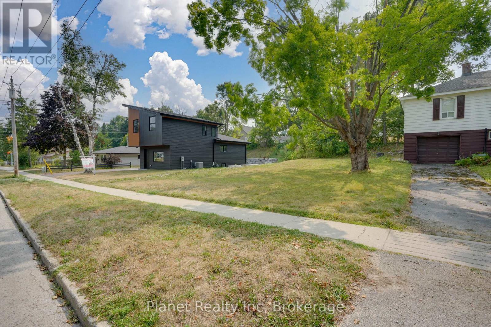 170 Berczy Street, Barrie, Ontario  L4M 2H2 - Photo 4 - S12346154