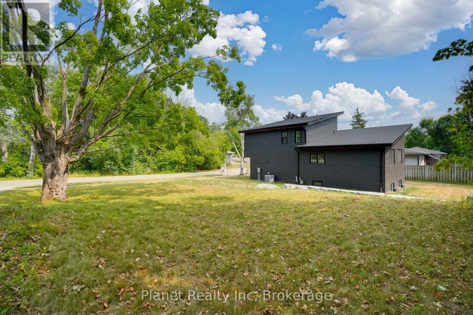 170 Berczy Street, Barrie, Ontario  L4M 2H2 - Photo 5 - S12346154