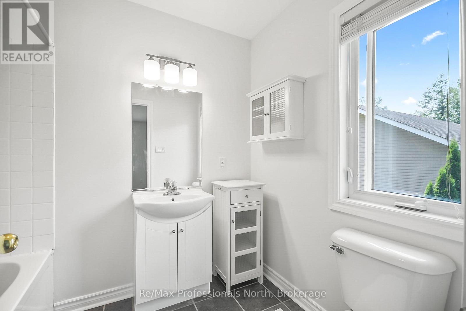 635 Wagner Street, Gravenhurst, Ontario  P1P 1E1 - Photo 18 - X12346223