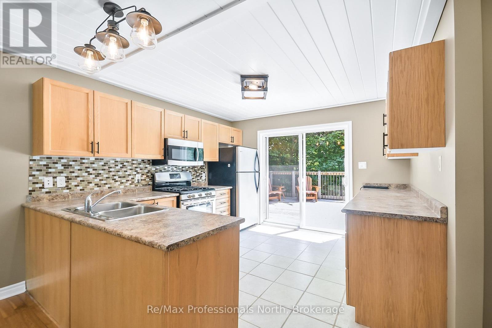 635 Wagner Street, Gravenhurst, Ontario  P1P 1E1 - Photo 9 - X12346223