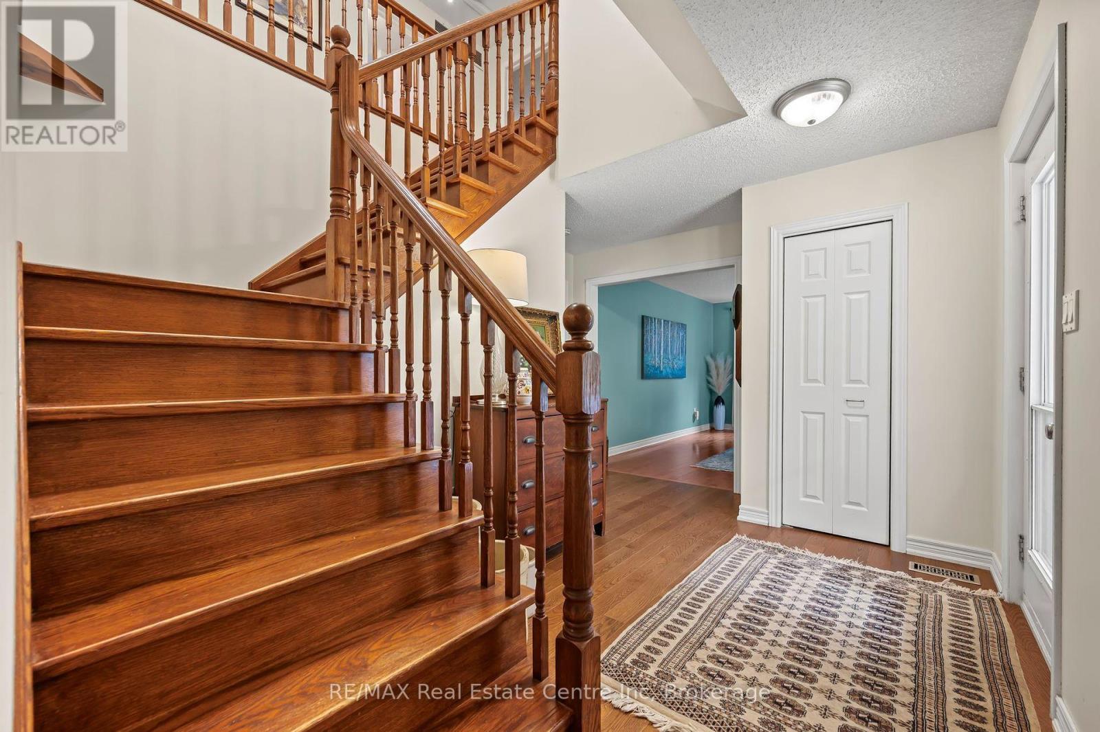 5120 Pineridge Drive, Milton, Ontario  L7J 2L7 - Photo 18 - W12346401
