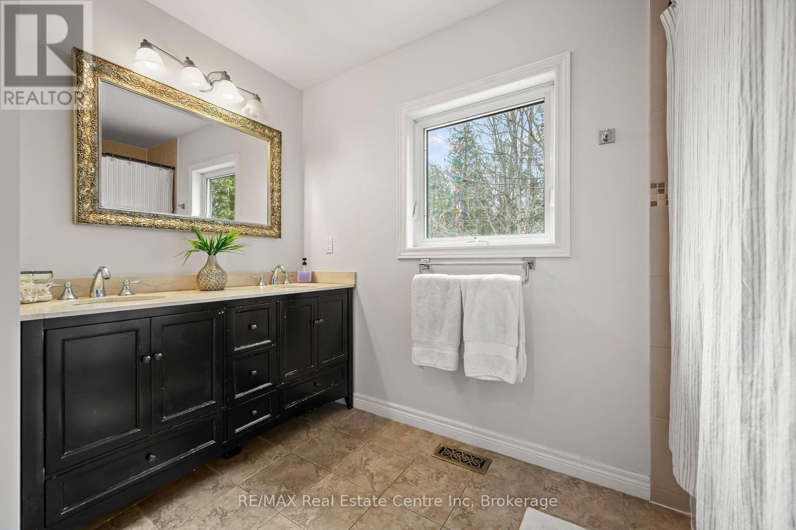 5120 Pineridge Drive, Milton, Ontario  L7J 2L7 - Photo 24 - W12346401
