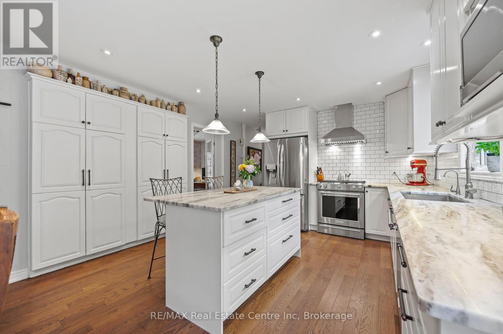 5120 Pineridge Drive, Milton, Ontario  L7J 2L7 - Photo 7 - W12346401