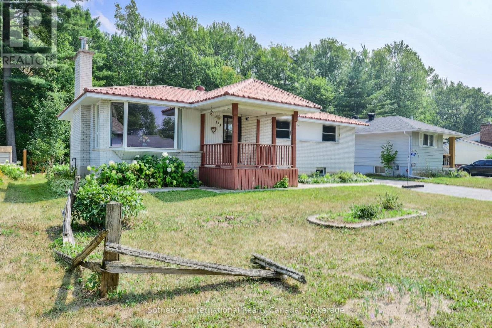 455 Fairview Drive, Gravenhurst, Ontario  P1P 1L2 - Photo 2 - X12346403