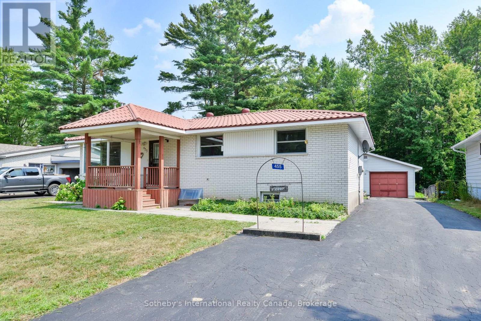 455 Fairview Drive, Gravenhurst, Ontario  P1P 1L2 - Photo 3 - X12346403