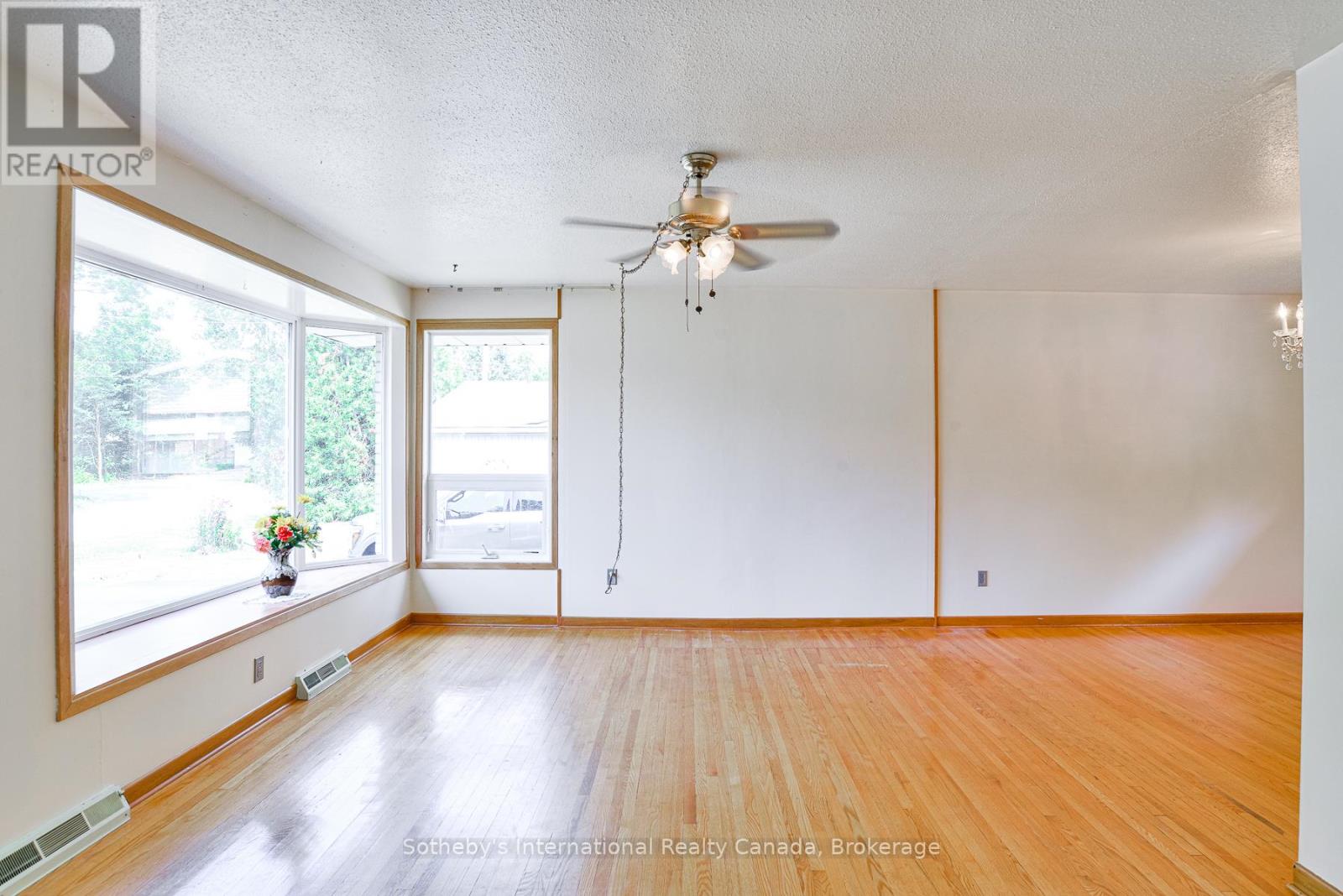 455 Fairview Drive, Gravenhurst, Ontario  P1P 1L2 - Photo 4 - X12346403