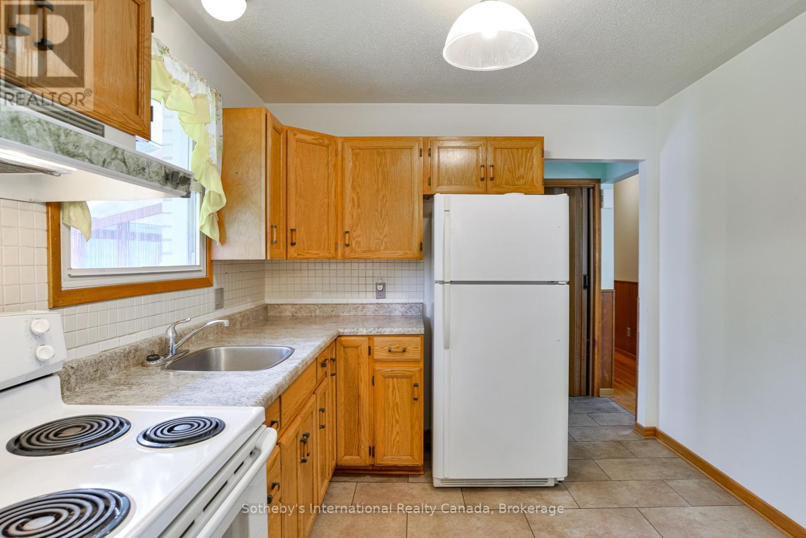 455 Fairview Drive, Gravenhurst, Ontario  P1P 1L2 - Photo 8 - X12346403