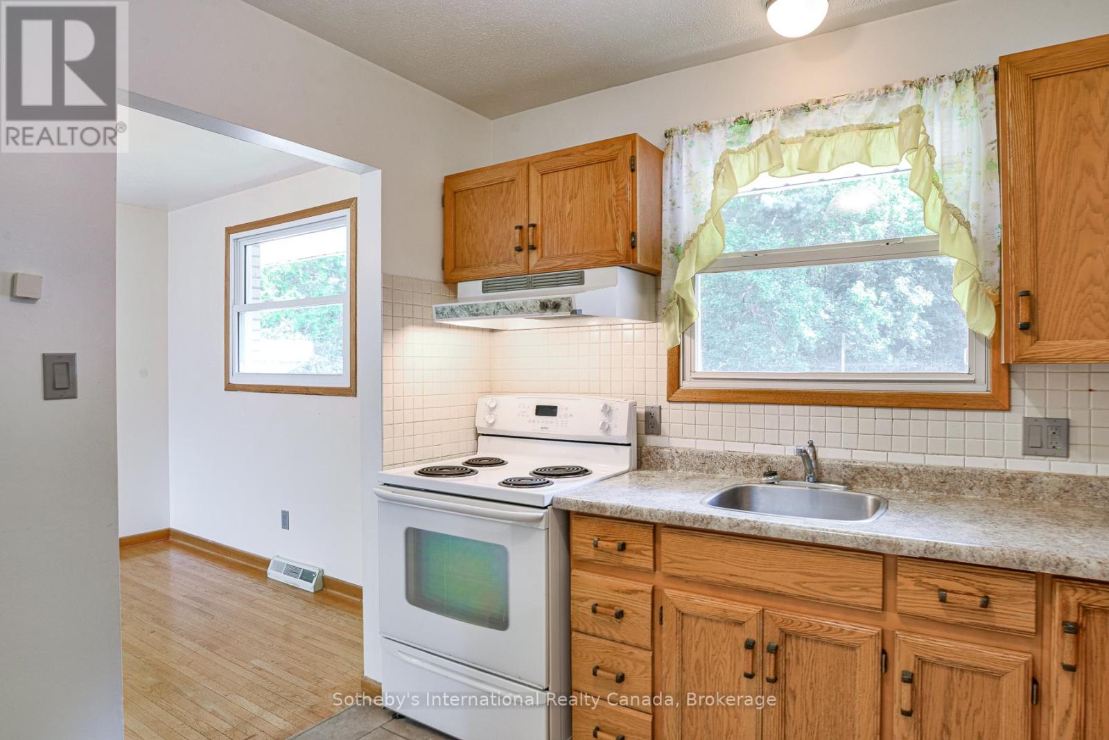 455 Fairview Drive, Gravenhurst, Ontario  P1P 1L2 - Photo 9 - X12346403