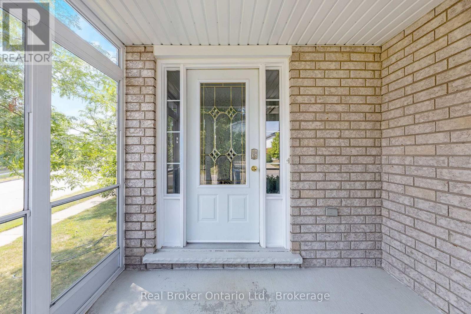 122 Silurian Drive, Guelph, Ontario  N1E 7G1 - Photo 6 - X12346544