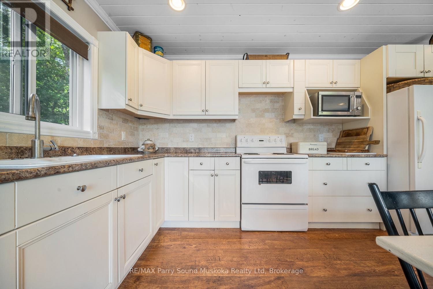 47 Island 65c Island, Carling, Ontario  P0G 1G0 - Photo 17 - X12348430