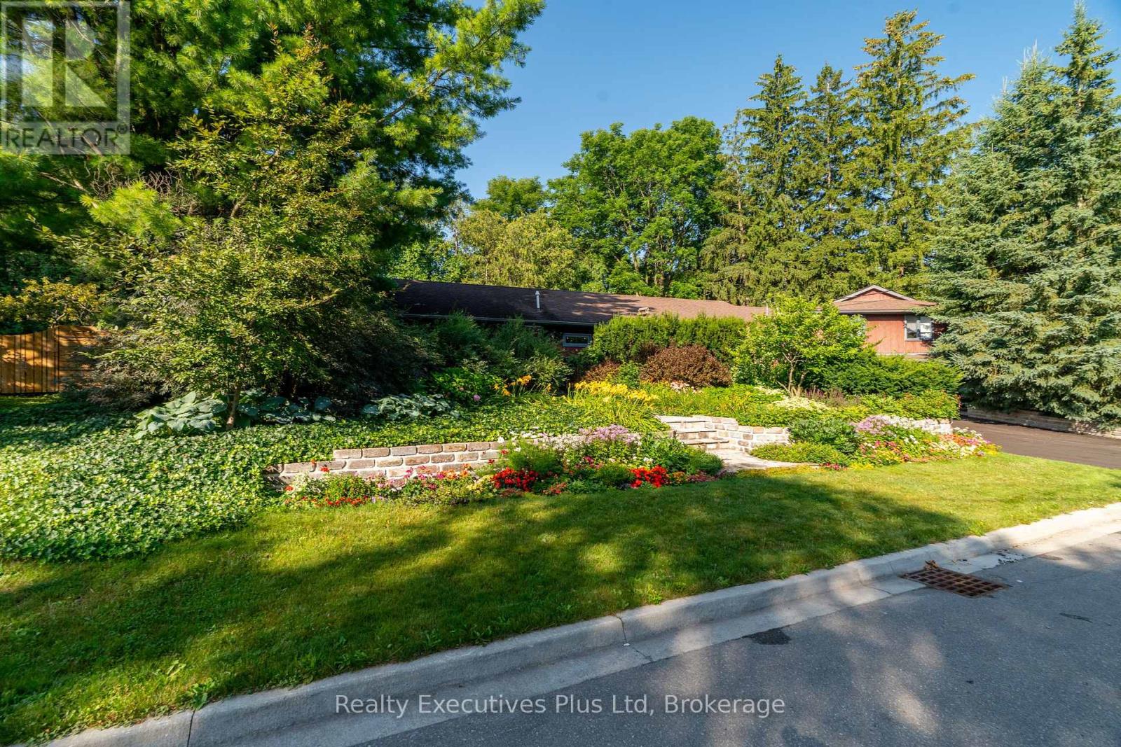 4 Glenhill Place, Guelph, Ontario  N1E 4G7 - Photo 5 - X12351790