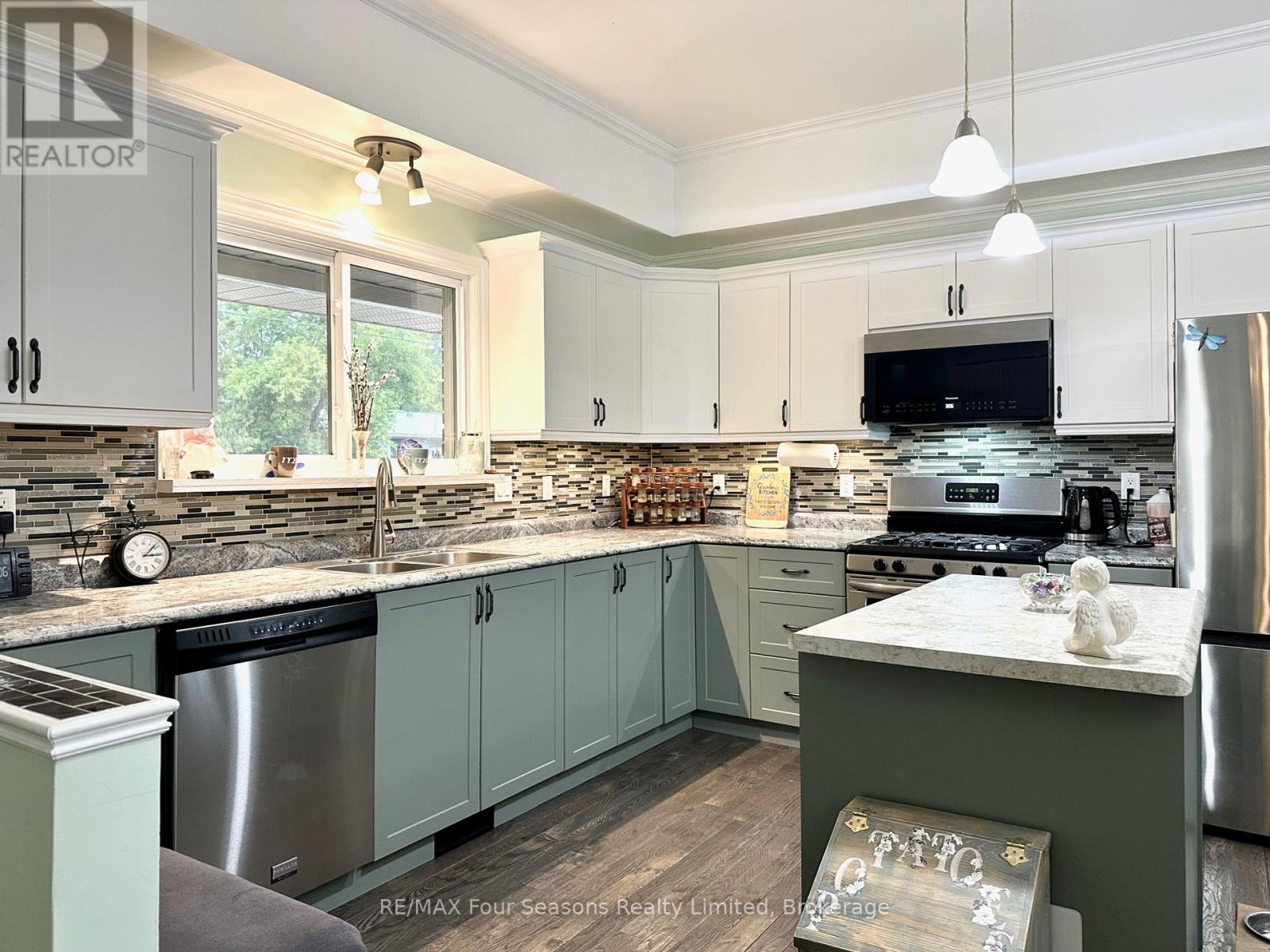 225 Christopher Street, Clearview, Ontario  L0M 1S0 - Photo 10 - S12354209