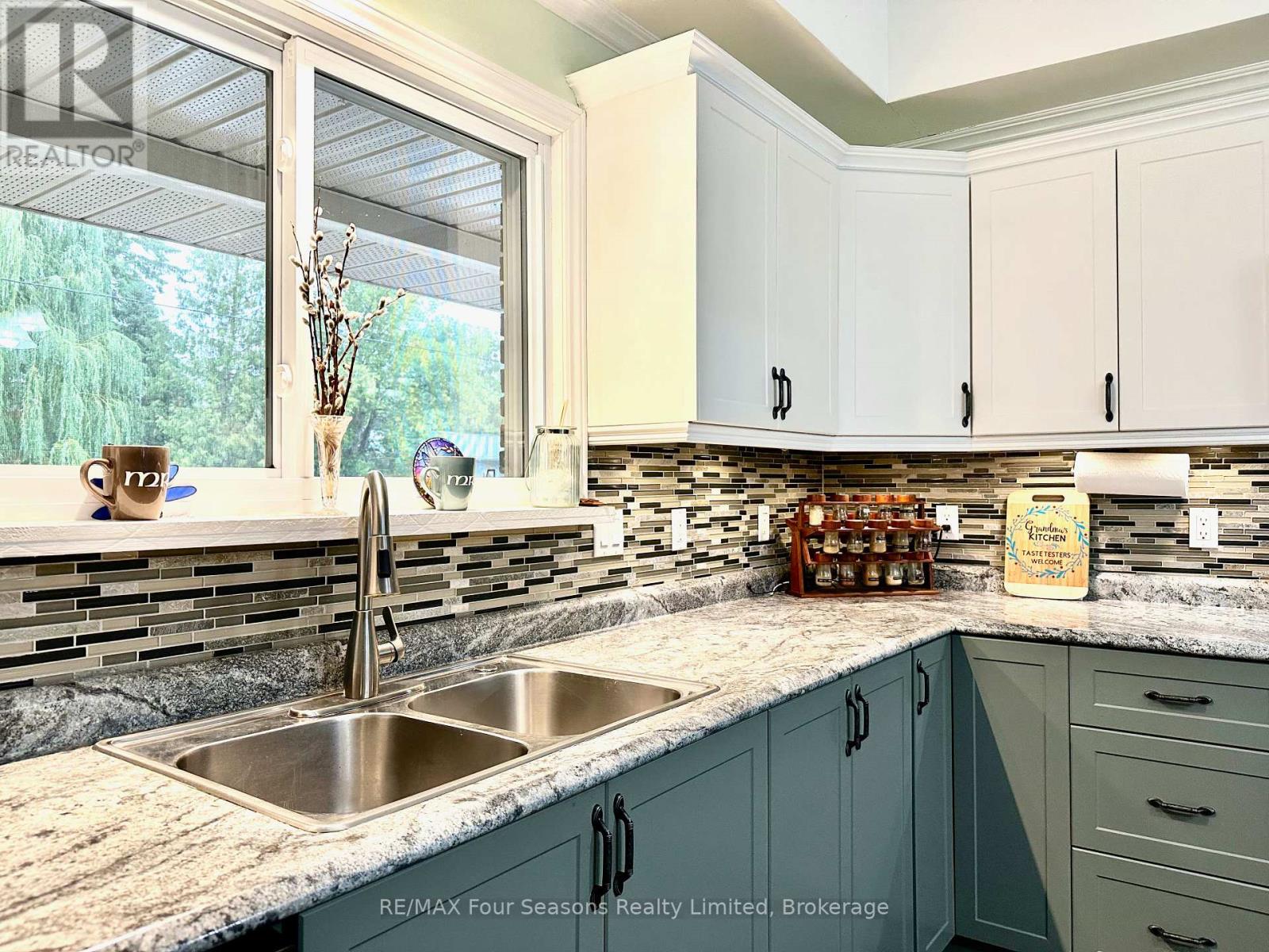 225 Christopher Street, Clearview, Ontario  L0M 1S0 - Photo 14 - S12354209